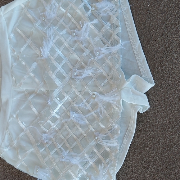 🪶 Featherlite fancier designed white shorts with insert lining. - Picture 1 of 17